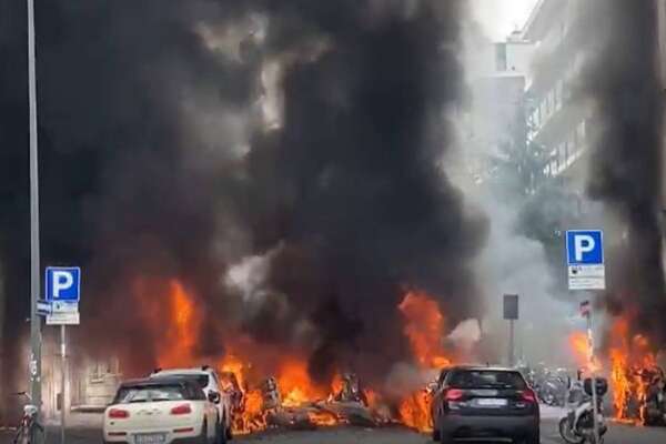 Esplosione Milano, fiamme partite da camion di bombole: autista salvo per miracolo, ferita una suora