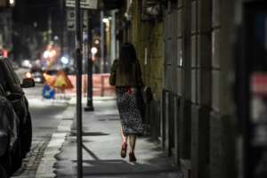Stupro Milano: il video della ragazza che passeggia di notte in stazione. Costretta a scappare terrorizzata. Piantedosi: “Già 250 agenti in più”