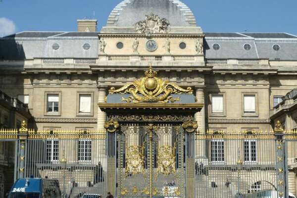 “Incomprensibile”: così un tribunale francese annulla la delibera scritta con il linguaggio inclusivo