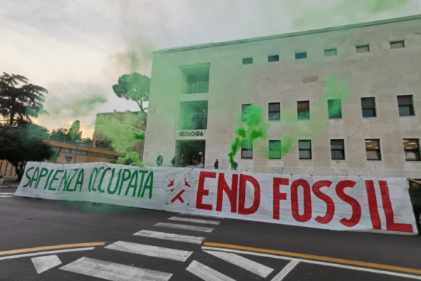 Clima, End Fossil Roma occupa la Sapienza e chiede lo stop agli accordi di ricerca con aziende