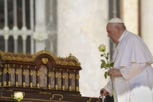 Papa Francesco sarà operato, il ricovero al Gemelli e l’intervento in anestesia totale: le condizioni di Bergoglio