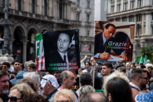 Diretta. Berlusconi, i funerali di Stato in Duomo. “Uomo di vita, gioia e amore”, l’abbraccio tra i figli e le lacrime di Fascina