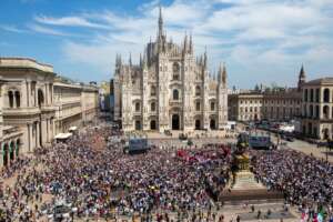 Diretta. Berlusconi, i funerali di Stato in Duomo. “Uomo di vita, gioia e amore”, l’abbraccio tra i figli e le lacrime di Fascina