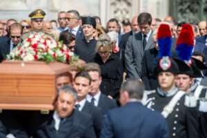 Diretta. Berlusconi, i funerali di Stato in Duomo. “Uomo di vita, gioia e amore”, l’abbraccio tra i figli e le lacrime di Fascina