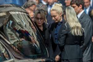 Diretta. Berlusconi, i funerali di Stato in Duomo. “Uomo di vita, gioia e amore”, l’abbraccio tra i figli e le lacrime di Fascina