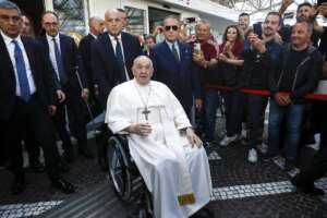 Papa Francesco lascia il Gemelli: “Ancora vivo, dolore per naufragio migranti”, colloquio con medico malato