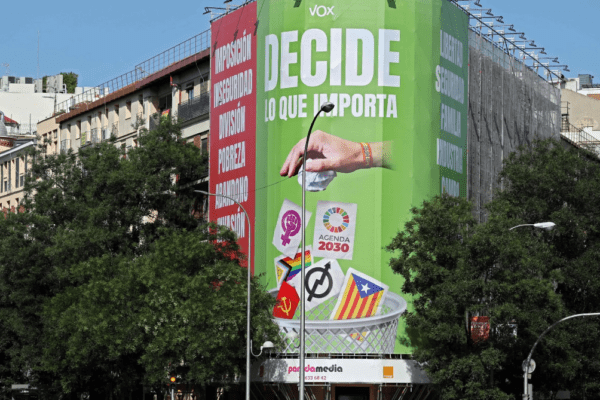 Spagna, il consiglio elettorale di Madrid esorta Vox a rimuovere il manifesto contro femministe, indipendentisti e comunità Lgbtq+