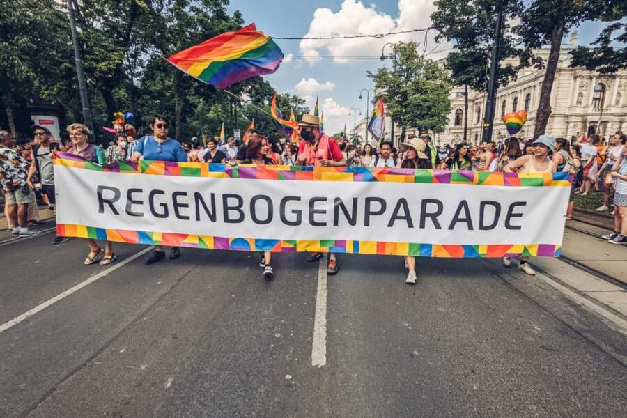Revocato il patrocinio al Roma Pride: ma sui diritti non dovrebbero esserci bandiere politiche
