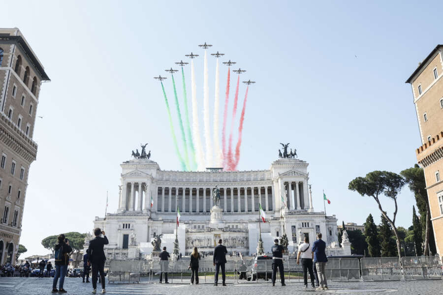 Foto Cecilia Fabiano/LaPresse 02 –6 -2023 Roma, Italia – Politica – Festa della Repubblica  in piazza Venezia  – Nella Foto : frecce tricolore 
June 02, 2023 Rome, Italy -Politics – Republic Day, the president of the Republic in Piazza Venezia  In the photo : flag arrows