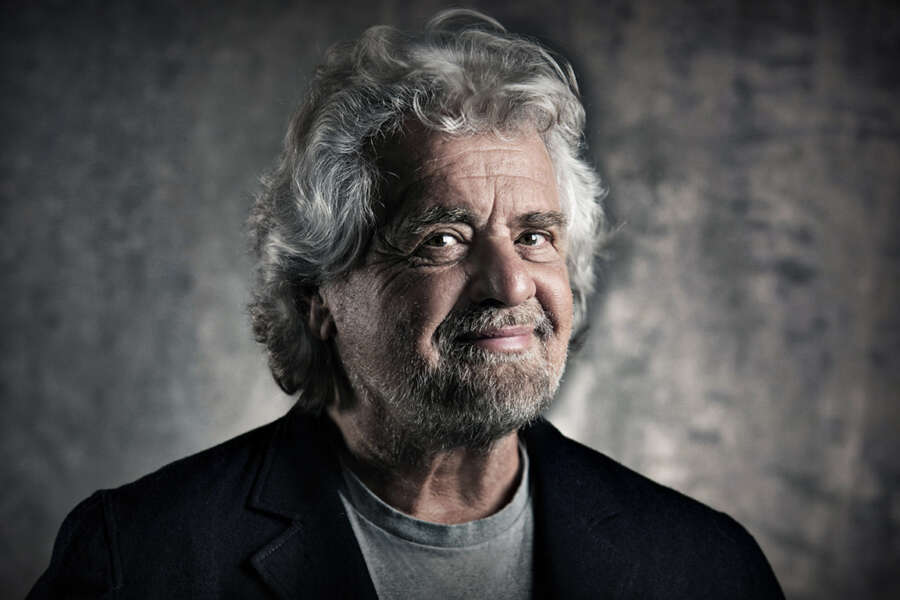 Beppe Grillo il tragicomico che ha peggiorato l’Italia: le frasi celebri che hanno rovinato gli italiani