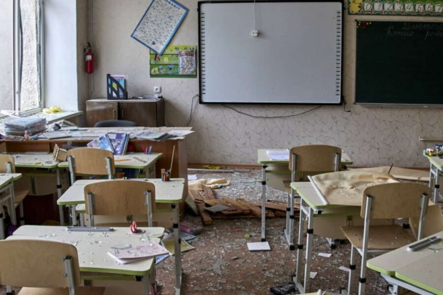 Nubifragio a Taranto, crolla il solaio della scuola. Tragedia sfiorata: decisivo l’intervento dei docenti