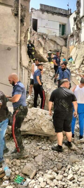 Crolla Palazzo A Torre Del Greco Tre Persone Estratte Vive Una