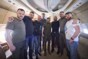 Guerra, Zelensky torna a casa con i prigionieri dell’Azovstal e fa infuriare il Cremlino | Meloni sulle bombe a grappolo: “Applichiamo principi Convenzione”