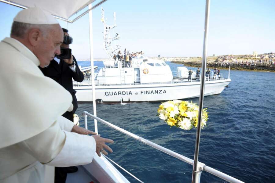 LaPresse08-07-2013 CronacaPapa Francesco getta una corona di fiori in mare in ricordo di quei migranti che sono morti