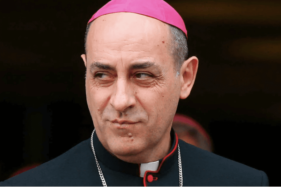 Vaticano, bufera sul nuovo Prefetto della Fede scelto da Bergoglio | Chi è Victor Manuel Fernandez definito “l’eretico esperto di baci”