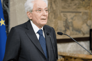 Altro che ventaglio, ci pensa l’arbitro Mattarella a sventagliare tutti