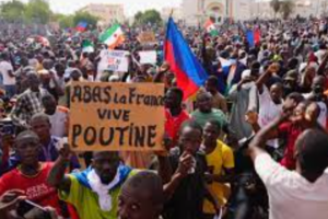 Niger, in migliaia davanti all’ambasciata francese. I manifestanti pro-golpe urlano: “Viva Putin”