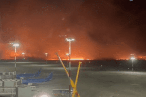 Video. Palermo brucia: le fiamme avvolgono l’Aeroporto