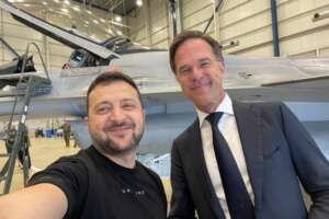 Guerra Ucraina, Zelensky in Danimarca e Paesi Bassi ‘vede’ gli F-16: “Decisione storica”. Zuppi: “Pace giusta ma con dialogo non con armi”
