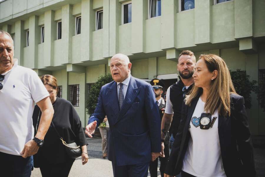 Foto LaPresse/Andrea Alfano – 12/08/2023 Torino (Italia) News – Il ministro della Giustizia Carlo Nordio in visita nella casa circondariale Lorusso e Cutugno di Torino – Nelle foto: L’arrivo del ministro Carlo Nordio


August 12, 2023 Turin (Italy) News – Italian Justice Minister Carlo Nordio visiting Torino’s “Lorusso e Cutugno” jail – In the picture: The arrival of justice minister Carlo Nordio