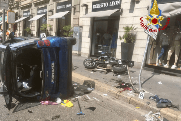 Milano, in sala operatoria la ciclista colpita da un palo in Corso XXII Marzo: fratture multiple e gravi lesioni. Lotta tra la vita e la morte