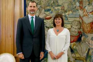 Spagna, l’assist di Sanchez a re Filippo: la socialista Armengol batte i popolari e sfascia Vox