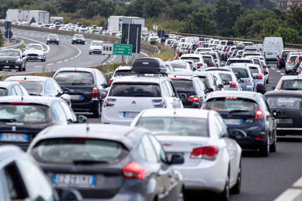 Traffico da bollino nero, oggi non mettetevi in macchina: weekend peggiore dell’estate | Incidente mortale sulla A1 con code chilometriche