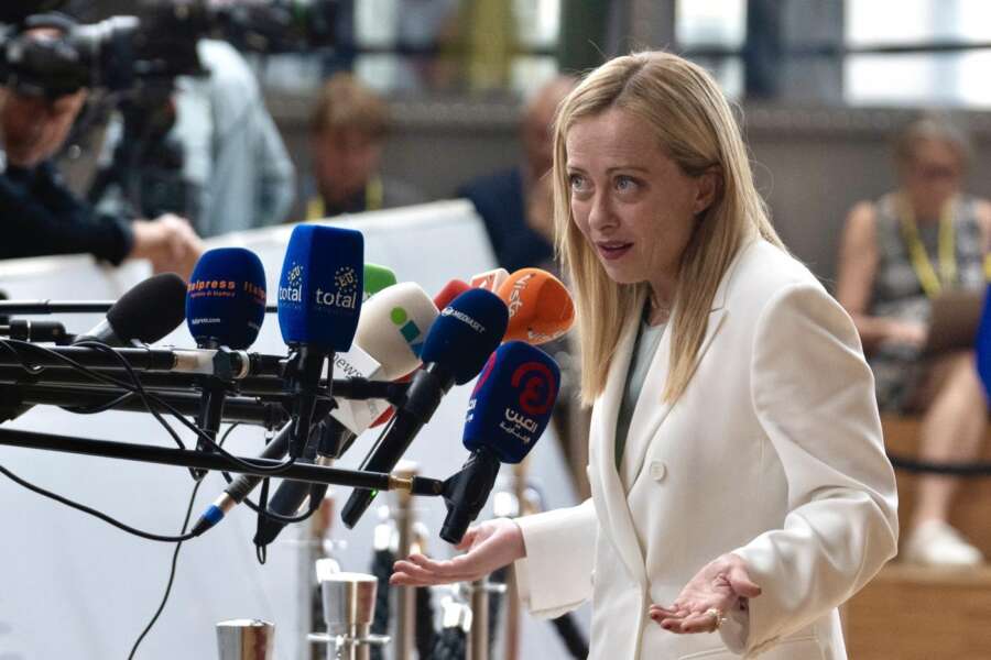 La stampa europea decreta la fine della luna di miele di Giorgia Meloni con Bruxelles: extraprofitti e voli, ora anche la Commissione chiede spiegazioni