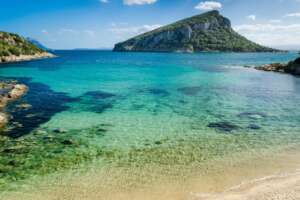 Alla scoperta della Sardegna, smettiamola con i luoghi comuni che la descrivono come meta di vacanza per quelli di destra