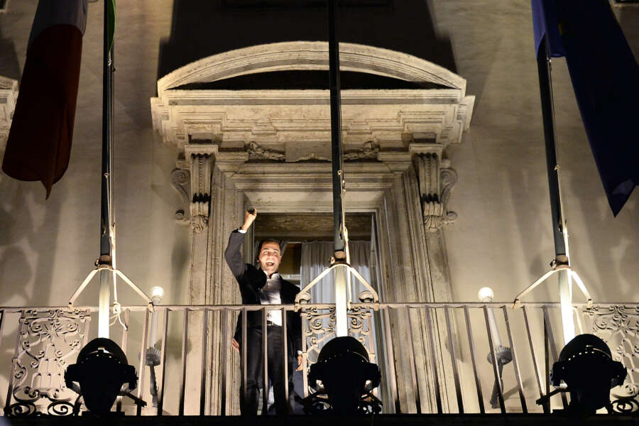 Foto Fabio Cimaglia / LaPresse
27-09-2018 Roma
Politica 
Deputati e Senatori del Movimento 5 Stelle festeggiano davanti Palazzo Chigi dopo il Consiglio dei Ministri sul Def
Nella foto Luigi Di Maio si affaccia dal balcone di Palazzo Chigi

Photo Fabio Cimaglia / LaPresse
27-09-2018 Roma (Italy)
Politic
Deputies and Senators of the 5 Star Movement celebrate in front of Palazzo Chigi after the Council of Ministers on Def
In the pic Luigi Di Maio