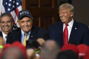 Se Trump perde non paga l’avvocato: ora Rudy Giuliani è nei guai e chiede di saldare