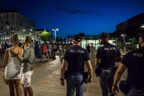 Milano, ragazza chiama la polizia: “Violentata da sconosciuto sui Navigli”