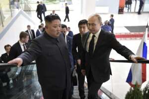 Il treno blindato di Kim Jong-un, l’incontro in Russia tra i due dittatori e la ‘lista dei desideri’ di Putin: “Proiettili d’artiglieria e razzi”