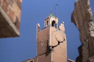 Terremoto Marocco, oltre 2mila morti e 300mila persone senza più nulla: nuova scossa, allestito ospedale da campo. Farnesina: “Supporto a 500 italiani”
