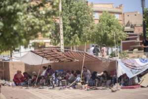 Terremoto Marocco, oltre 2mila morti e 300mila persone senza più nulla: nuova scossa, allestito ospedale da campo. Farnesina: “Supporto a 500 italiani”