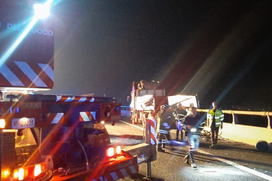Roma, incidente frontale bus migranti da Lampedusa: morti due autisti e 18 feriti