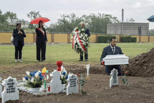 Milano, neonata trovata morta in un cassonetto: nessuno ha reclamato il corpo. Sepolta al cimitero di Bruzzano “è figlia della città”