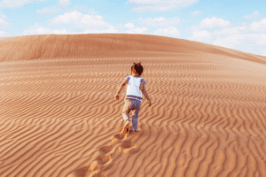 La Pietas nel deserto e i migranti bambini: una storia che apre a riflessioni profonde