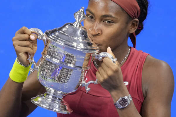 Coco Gauff, of the United States, poses for photographs after defeating Aryna Sabalenka, of Belarus, at the women’s singles final of the U.S. Open tennis championships, Saturday, Sept. 9, 2023, in New York. (AP Photo/John Minchillo)

Associated Press/LaPresse
Only Italy and Spain