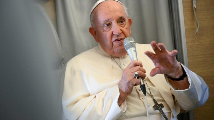 Papa Francesco: “Per me è difficile viaggiare, in Vietnam ci andrà Giovanni XXIV. La missione di pace in Ucraina va ma la cultura russa non va cancellata”