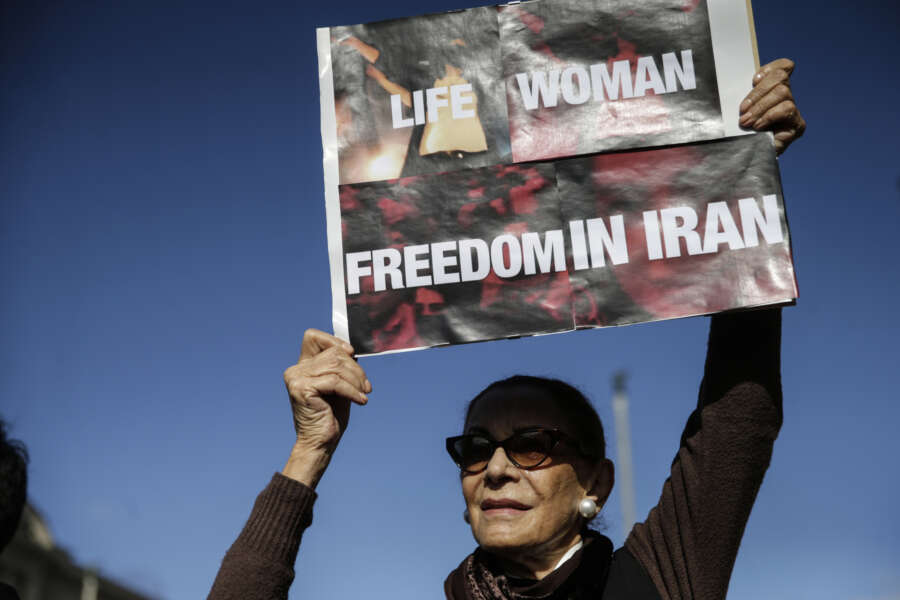 Foto Cecilia Fabiano /LaPresse
01-10-2022 Roma, Italia – Cronaca – Manifestazione degli studenti iraniani per i diritti umani in Iran  – Nella Foto : La manifestazione nel centro di Roma 
October  01, 2022 Rome Italy – News – Iranian Student protest to support human rights in Iran  In The Photo : the protest