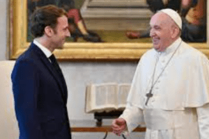 Emergenza migranti, Macron sulla stessa lunghezza d’onda di Papa Francesco: “Soluzione europea”
