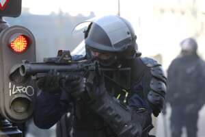 Un agente francese spara dei lacrimogeni