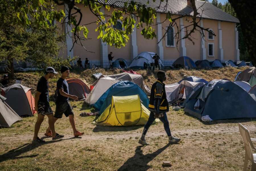 Migranti, respinti con i droni al confine francese verso il Piemonte: “Dormono anche per terra” al rifugio in Val di Susa