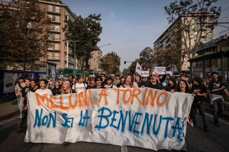 Corteo contro Giorgia Meloni a Torino: “Qui non sei la benvenuta”. Tensioni e scontri con la polizia