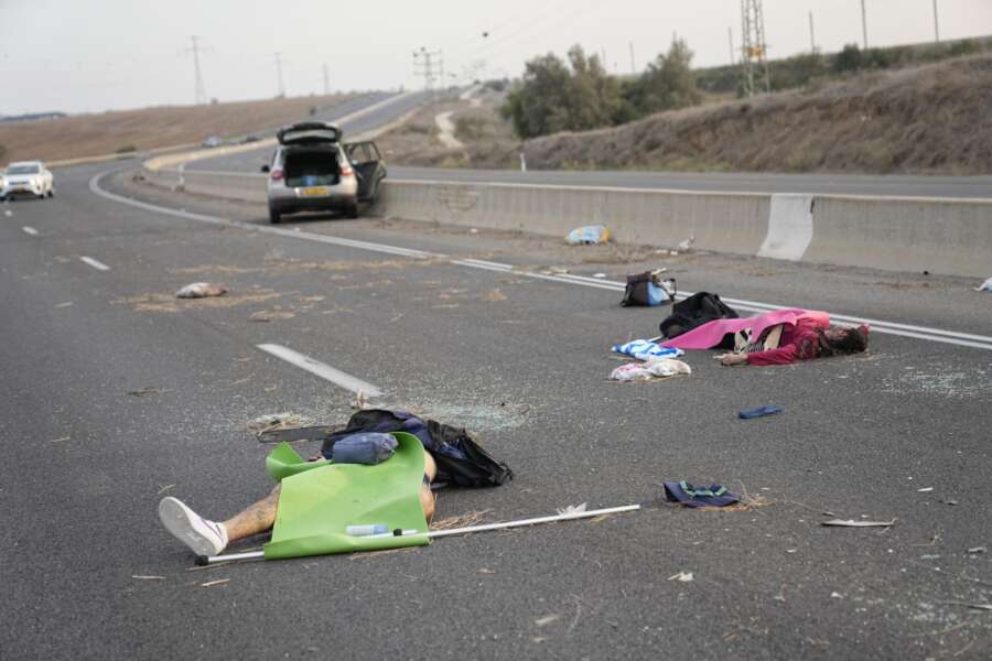 Israele: 108 corpi (anche bambini) nel kibbutz di Beeri dove si trovavano gli italiani dispersi. Tajani: “Forse presi in ostaggio” | Idf avverte Hamas: “Uccidere gli ostaggi non migliorerà la situazione”