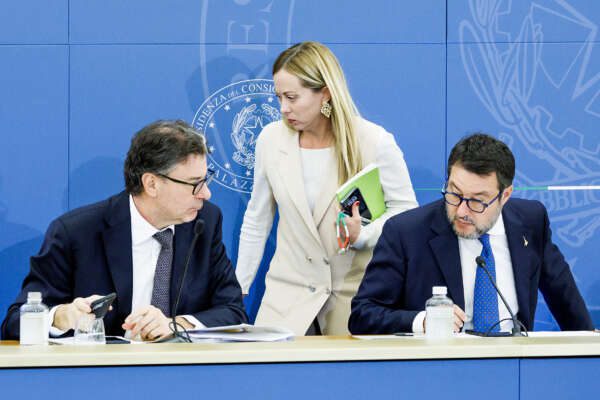 Foto Roberto Monaldo / LaPresse
16-10-2023 Roma 
Politica
Conferenza stampa al termine del Consiglio dei ministri
Nella foto Giancarlo Giorgetti, Matteo Salvini, Giorgia Meloni

16-10-2023 Rome (Italy)
Politica
Press conference at the end of the Council of ministers
In the pic Giancarlo Giorgetti, Matteo Salvini, Giorgia Meloni