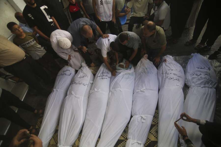 Gaza, obitori al collasso: cadaveri ammassati nei furgoni gelato. Onu: “Non ci sono abbastanza sacchi per i morti”