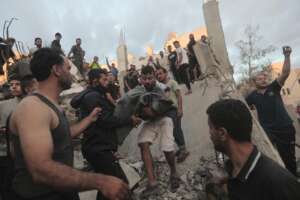 Esplosioni in ospedale-rifugio a Gaza: “500 morti”. Nella Striscia 3mila vittime, oltre 1000 bimbi | In forse incontro Abu Mazen-Biden