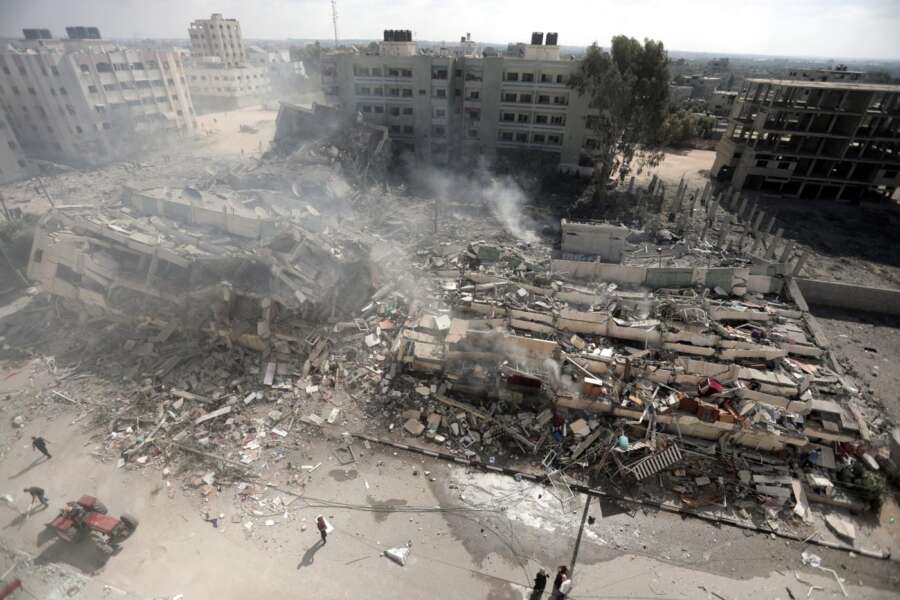 Guerra Israele-Hamas, bombardamenti su Gaza. Il valico di Rafah ancora chiuso, l’Onu: “Aiuti umanitari non prima di domani”
